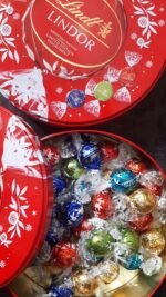 Lindt Lindor Mixed Chocolate Truffle Chocolate Can 900g in two boxes – perfect for sharing – Chocolate balls with a smooth, melt-in-your-mouth filling, red